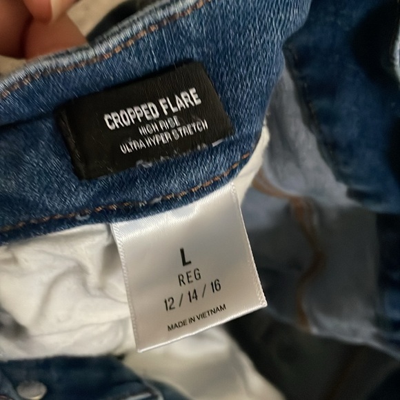 Express cropped flare high rise ultra hyper stretch jean.  Fits size 12,14,16 - Picture 4 of 8